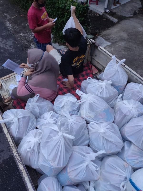Bingkisan lebaran untuk warga